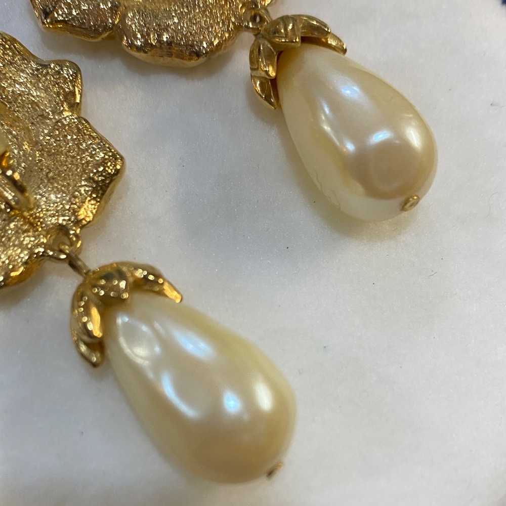 1994 Avon Baroque Pearl Drop Clip Earrings - Picture 4 of 5